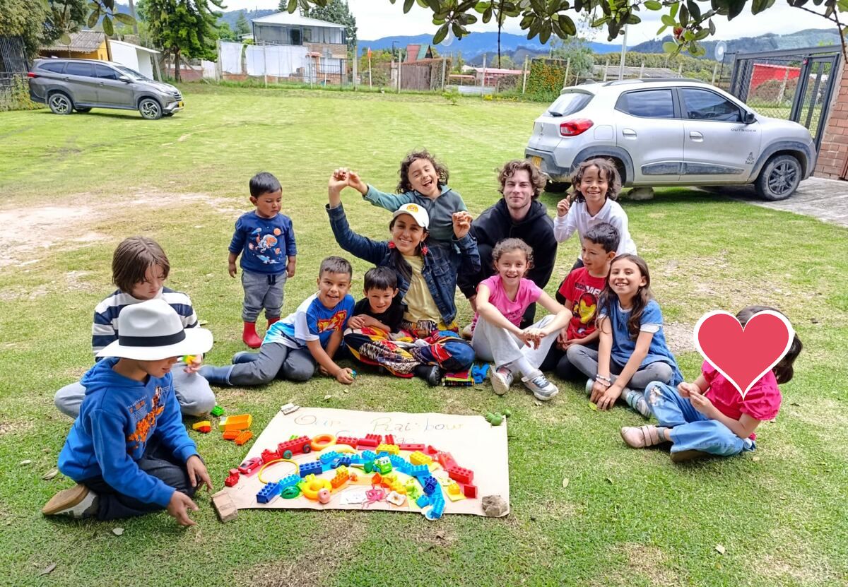 Comunidad de Senderos Montessori: niños de distintas edades y guías en el prado