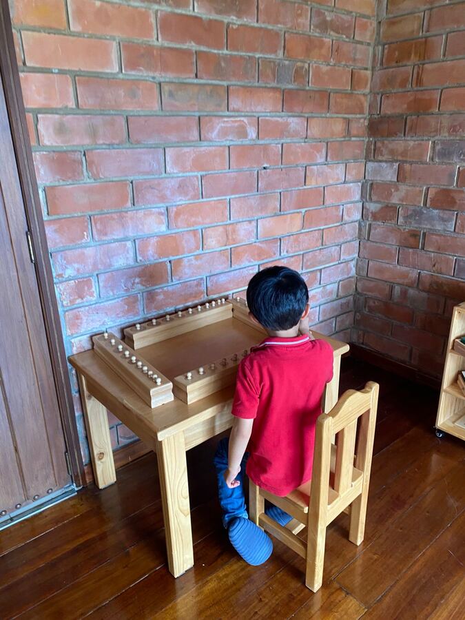 Niño concentrado con los cilindros con botón