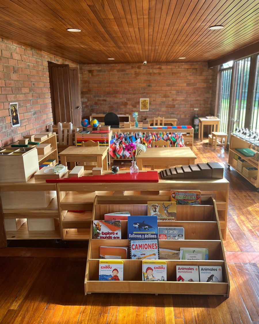 Ambiente de Taller en Senderos Montessori, con materiales de geografía y cultura y luz natural, listo para el trabajo de los niños